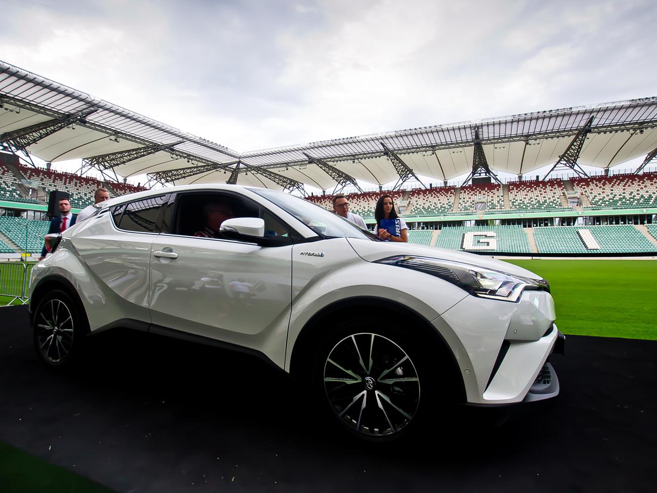 Toyota C-HR Hybrid: randka z crossoverem z meczem w tle