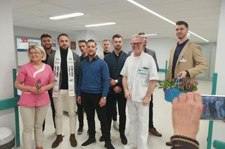 Finaliści konkursu Mister Podlasia odwiedzili pacjentki białostockiego szpitala