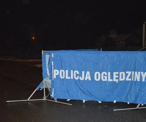Leżał na jezdni, najechał na niego samochód. Kierowca uciekł