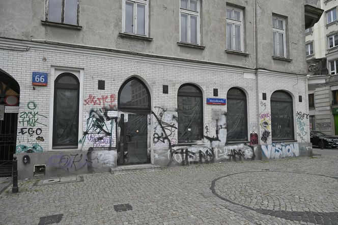 „To co robi miasto, to skandal”. Warszawa sprzedaje zabytkową kamienicę w centrum za grube miliony