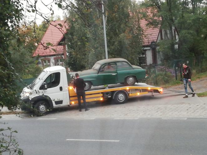 Podjechali pod garaż lawetą i ukradli samochód! Szuka ich policja z Torunia