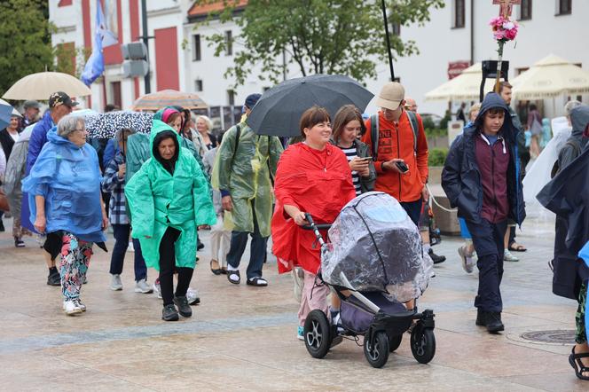 Lubelska Piesza Pielgrzymka na Jasną Górę 2024. Pątnikom deszcz niestraszny!