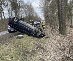 Pod Lubienią dachowało auto osobowe. Jedna osoba zabrana do szpitala