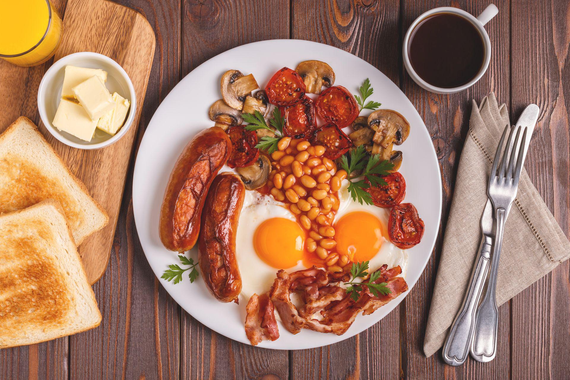 Typowe angielskie śniadanie z czego składa się poranny posiłek