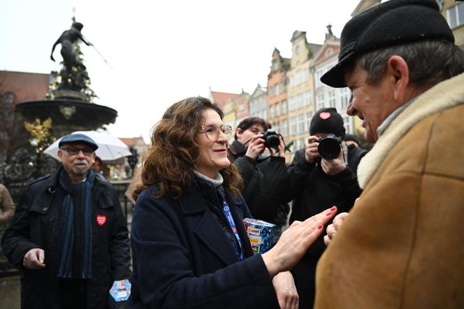 Gdańsk. Prezydent Gdańska Aleksandra Dulkiewicz kwestuje w ramach 33. Finału Wielkiej Orkiestry Świątecznej Pomocy