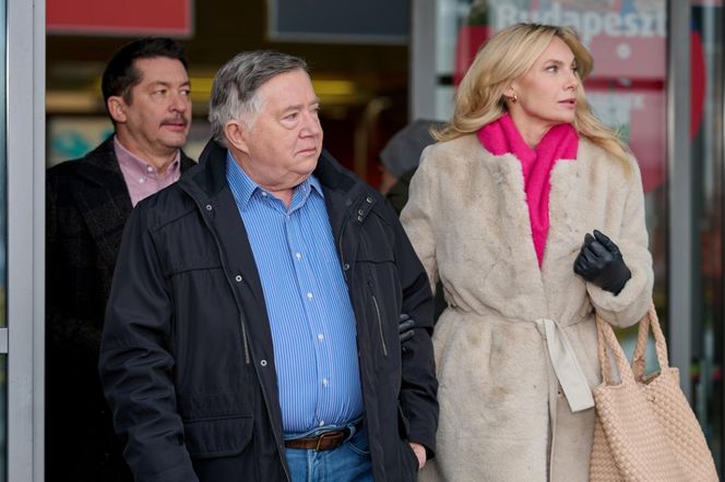 Na Wspólnej, odc. 4002. Włodek (Mieczysław Hryniewicz), Monika (Sylwia Gliwa), Bogdan (Wojciech Brzeziński)