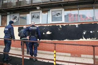 Napis na siedzibie PiS w Warszawie