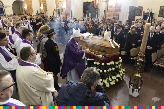 Łomża. Biskup Stanisław Stefanek pochowany. Żegnały go setki ludzi