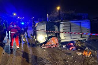 Rozbił forda na betonowym słupie. Jechał bez prawka i po alkoholu