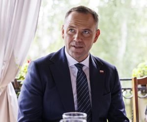 Karol i Marta Nawroccy na obiedzie u rodziny spod Kolbuszowej, na stole same smakołyki