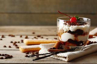 Nocna owsianka tiramisu. Śniadanie o smaku włoskiego deseru