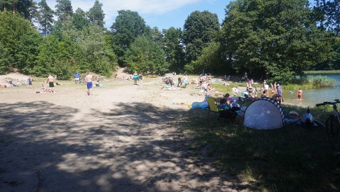 To jedno z największych jezior w Olsztynie. Kusi turystów piaszczystymi plażami