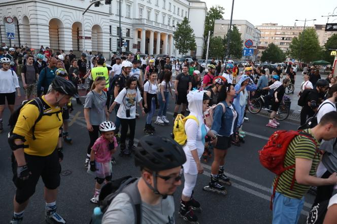 Uczestnicy Warszawa Nightskating 2023