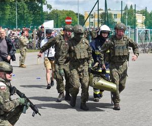 Efektowne ćwiczenia WOT w Czernikowie pod Toruniem. Scenariusz zakładał atak przeciwnika na szkołę z kilkudziesięcioma uczniami