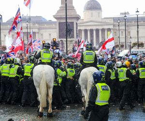 Ponad 100 tys. osób na marszu prawicy w Londynie. Na transparentach napisy: Zatrzymajcie łodzie, Charlie Kirk RIP