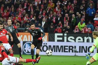 Lewandowski strzela gola z Mainz