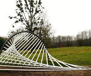 Ten park w Poznaniu trzeba odwiedzić. To prawdziwa galeria sztuki w plenerze!