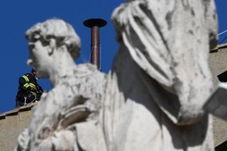 Watykan przygotowuje się do wyboru papieża. Komin już zamontowany