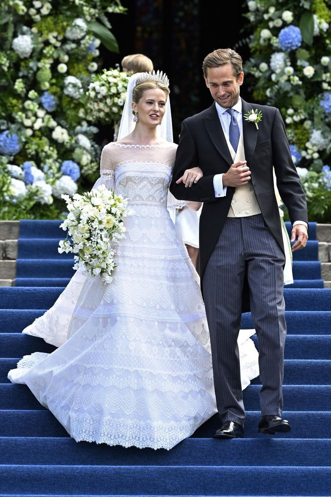 Królewska ceremonia pełna przepychu. Ślubna stylizacja Marii Karoliny podbija światowe media