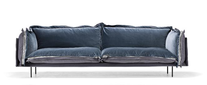 Niebieska sofa do salonu w stylu nowoczesnym