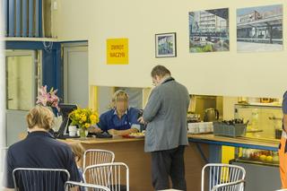 Karski zarabia 34 tys. zł, a je w barze mlecznym 