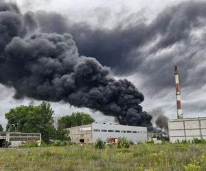 Pożar składowiska opon w Toruniu. Dym widoczny z daleka