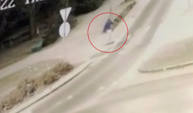 Poprzewracali kosze na śmieci. Jeden rzucili na jezdnię! Wszystko nagrały kamery [WIDEO]