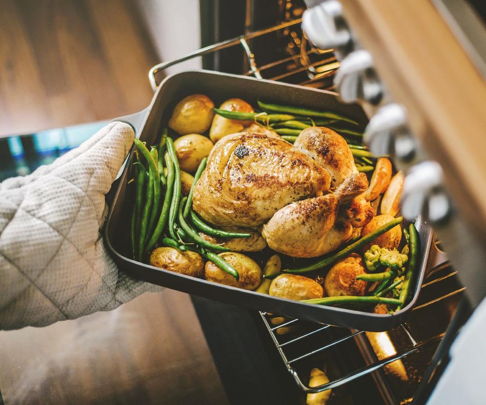 Kurczak z ziemniakami i fasolką. Cały obiad zrobisz na jednej blaszce