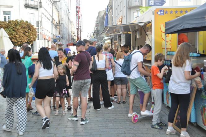 Ostatnia niedziela lata 2023 w Kielcach. Tłumy w centrum miasta