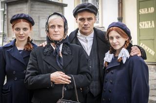 Stulecie Winnych 1 sezon. Ania (Weronika Humaj), Mania (Karolina Bacia), Bronia (Kinga Preis), Stanisław (Jan Wieczorkowski)