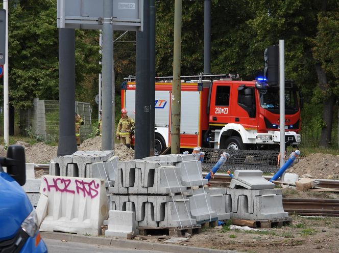 Śmiertelnie niebezpieczne znalezisko na budowie. Wstrzymany ruch pociągów i autobusów