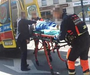 Starsza pani nagle osunęła się na ziemię. Natychmiast ruszyli na pomoc