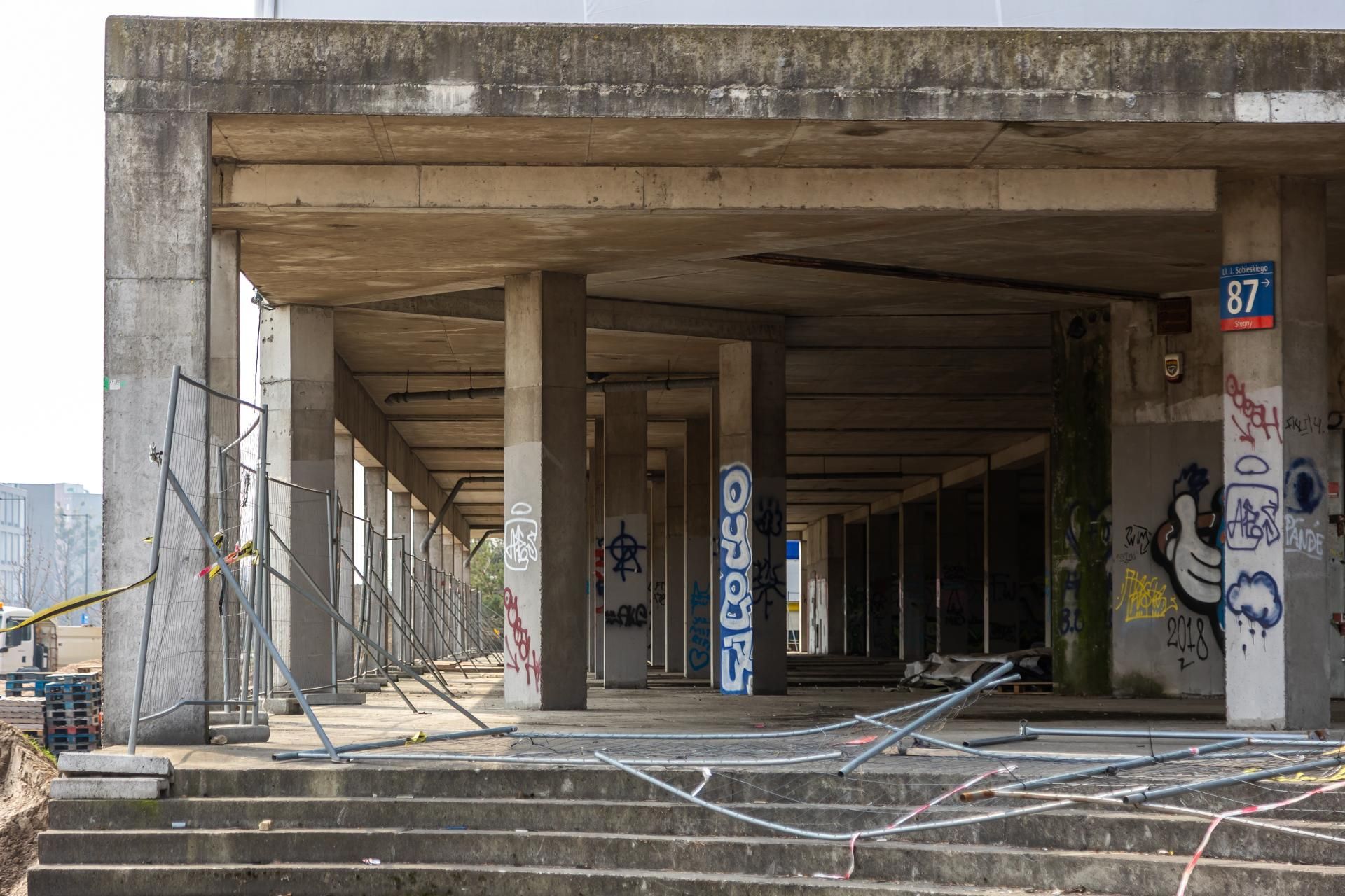 Szkieletor na rogu ulic Sobieskiego i Sikorskiego w Warszawie