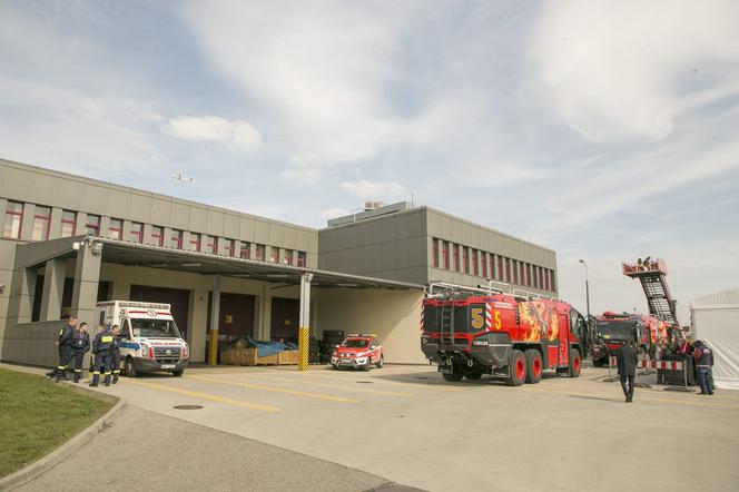 Nowe pojazdy Lotniskowej Straży Pożarnej 