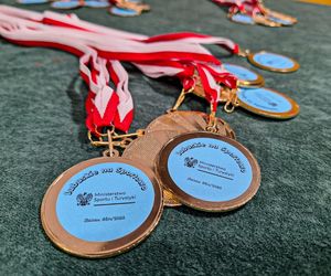 Poprzez zabawę zachęcają do uprawiania sportu