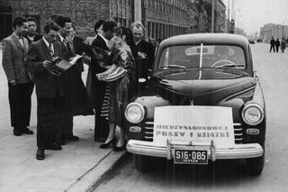 1956 - Kraków, Nowa Huta - samochód KMPiK fot. Archiwum Empik