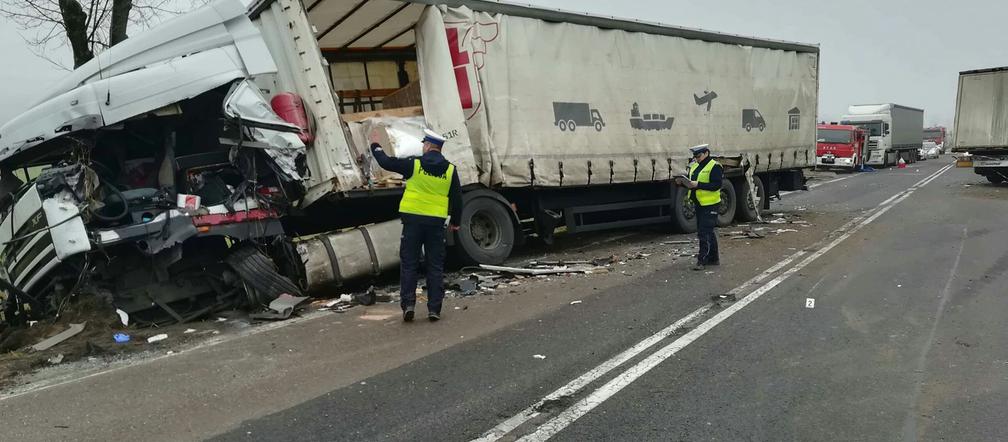Świdry-Dobrzyce. Wypadek na DK 61. Zderzenie dwóch TIR-ów. Jedna osoba ranna