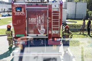 Dwa rozbite samochody i wiele poszkodowanych osób. Tak wyglądała specjalna akcja przed krakowskim szpitalem 