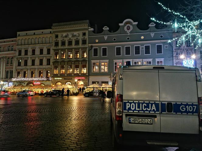 Krakowski Rynek pełen policji i służb