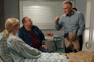 M jak miłość odc. 1851. Jagoda (Katarzyna Kołeczek), Tadeusz (Bartłomiej Nowosielski), Artur Rogowski (Robert Moskwa)