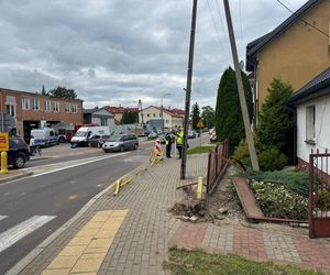 Dwie osoby w szpitalu! 83-latek przejechał przez rondo i uderzył w busa