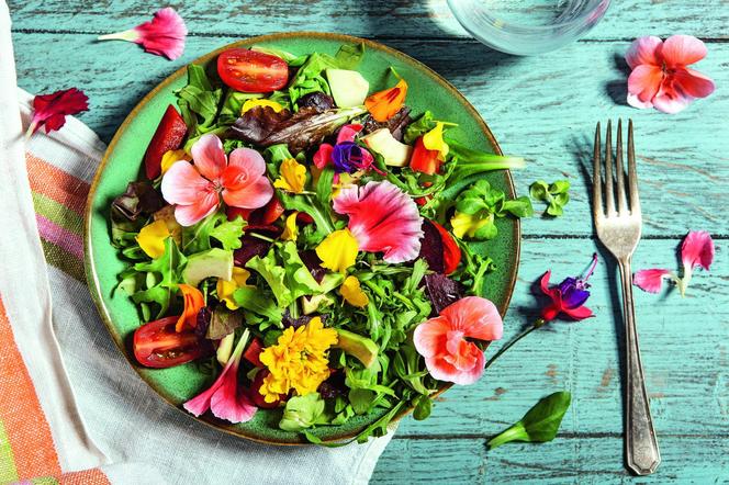 Letnia sałatka z kwiatami – efektowna i smaczna