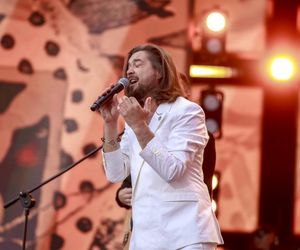 Michał Szpak tak się przejął na scenie, że zgubił mikrofon! Na szczęście nie był sam