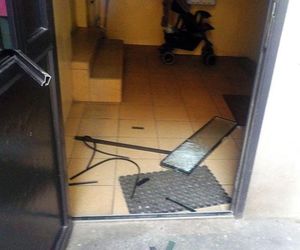 Cegła w dłoń i demolka na Pradze-Północ! Szokujące wybryki wandala