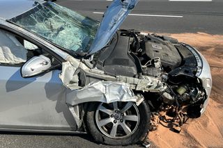 Zderzenie trzech aut, jedno dachowało