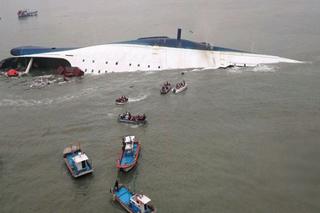 Zatonięcie promu u brzegów Korei Południowej. Kapitan uciekł ze statku śmierci