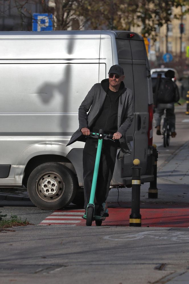 Krzysztof Ibisz z rodziną na spacerze