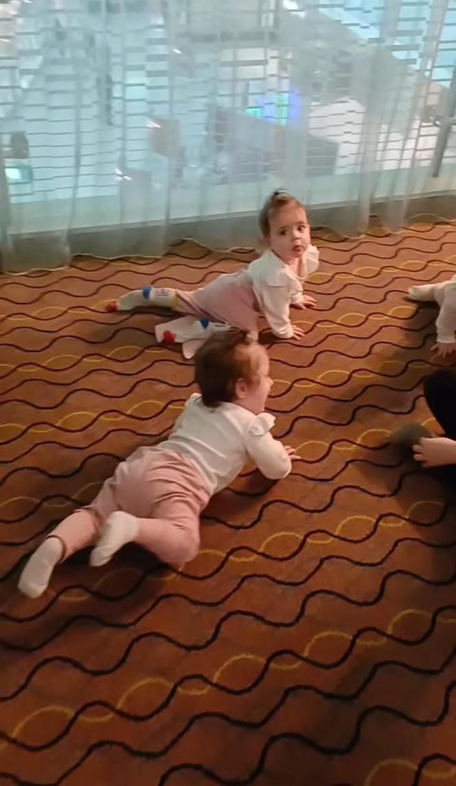Rodzina pięcioraczków już w Tajlandii. Pokazali dom z basenem
