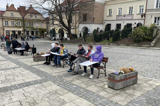 Młodzież ze Skarżyska na planie Ojca Mateusza w Sandomierzu. 