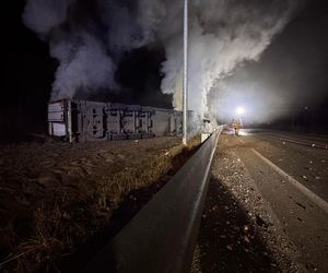 Pożar ciągnika z naczepą na DK 79 w Jaworznie. Kierujący trafił do szpitala